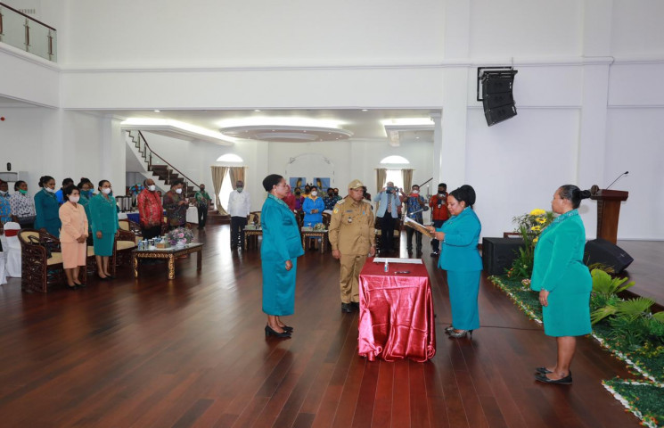 Lantik Ketua PKK Yalimo, Yulce Enembe : Laksanakan 10 Program Pokok Dengan Baik dan Transparan